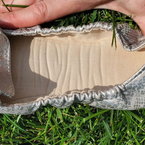 ♻️DONATED ♻️ KRUZERS   (FOLDABLE | TRAVEL FLATS) - Picture 3 of 5